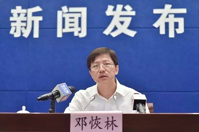 市政府党组成员,市公安局党委书记,局长邓恢林讲话