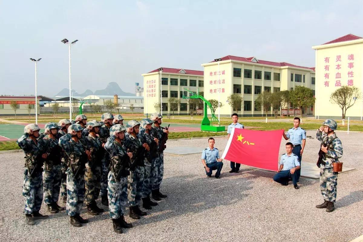 (南部战区空军某场站警卫连 刘珣 何泽斌 老兵,你才离开,我就