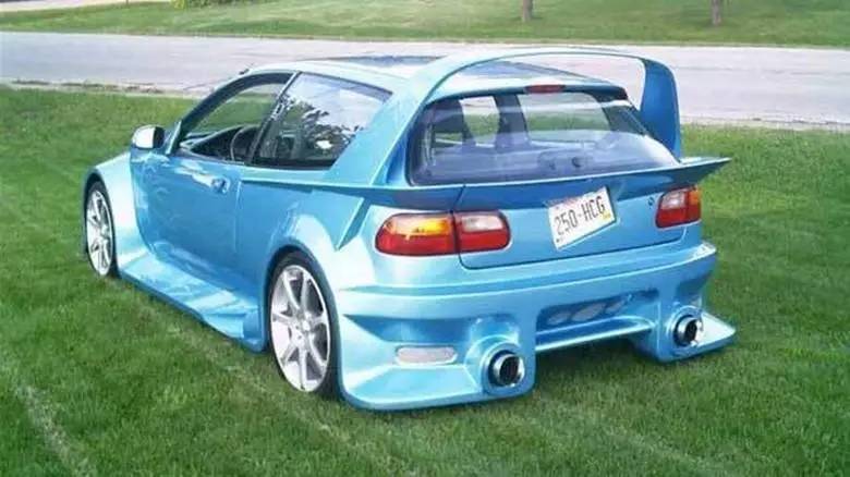 撞车后保险公司不赔,只因女司机装了这件小东