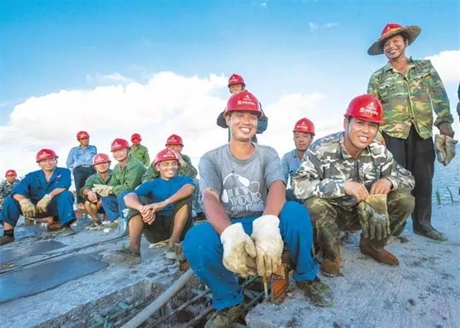 大桥建设工地的工人们