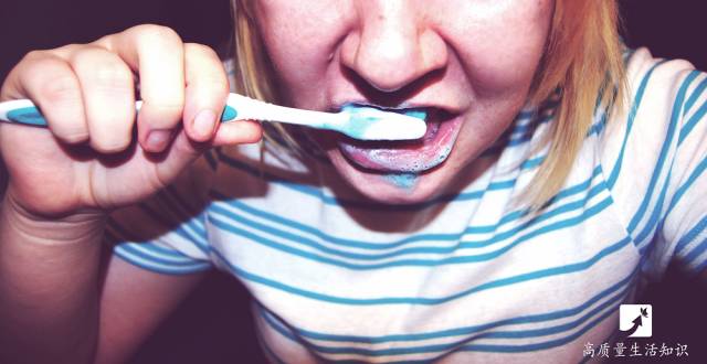 刷牙时，牙刷到底要不要蘸水？很多人原来一直做错了......