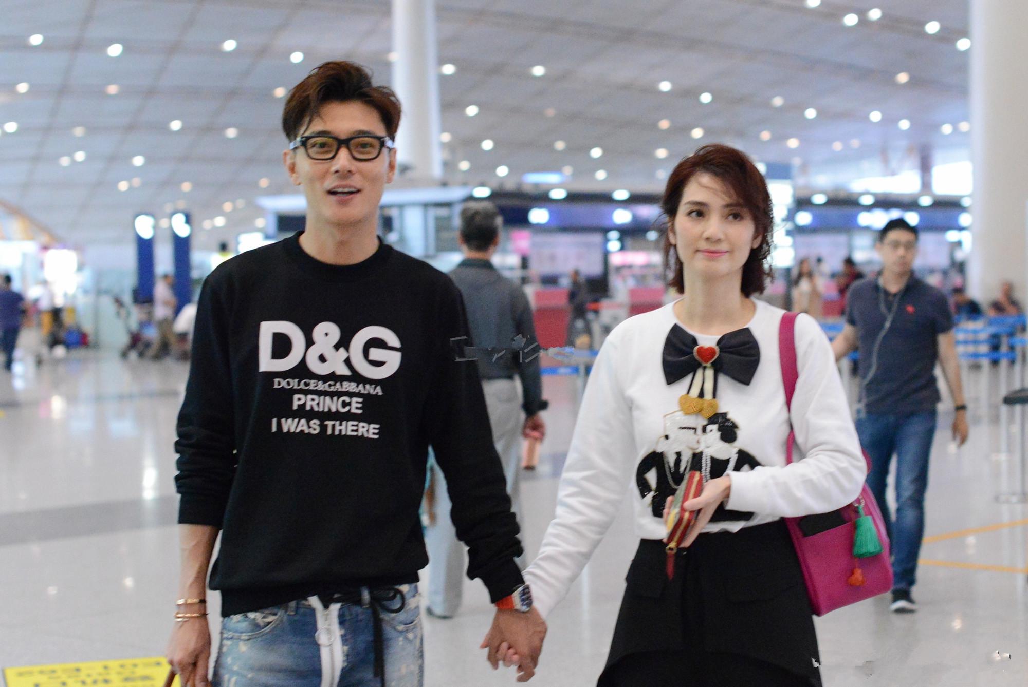 张丹峰洪欣夫妇十指紧扣现身机场超虐狗,儿子还是“宠妹”狂魔!