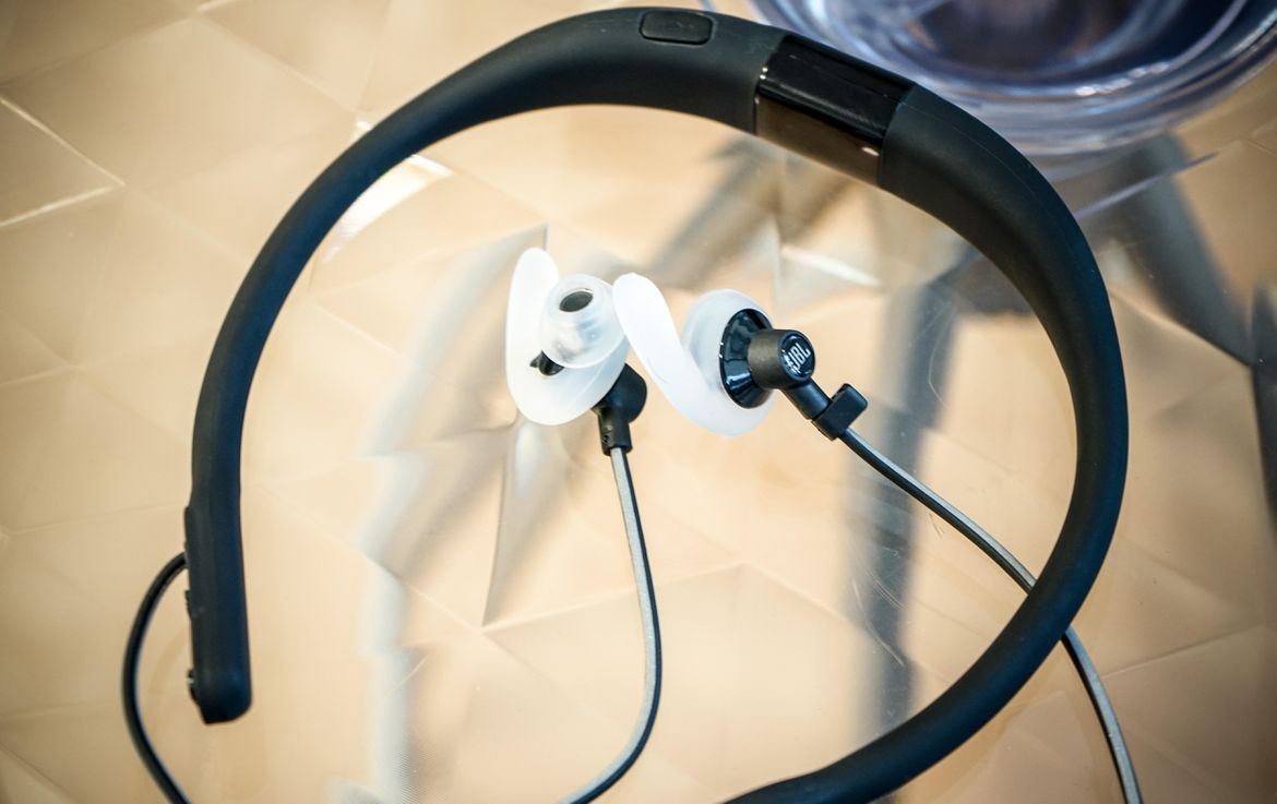 jbl 运动耳机 jbl reflect fit:内置心率监测装置,10 月份发售,售价