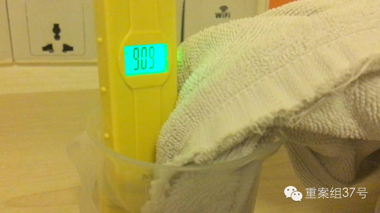 记者卧底洗衣作坊:勾兑洗涤剂 洗出7天酒店白床单