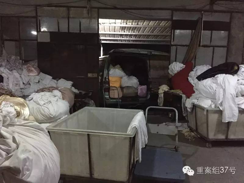记者卧底洗衣作坊:勾兑洗涤剂 洗出7天酒店白床单