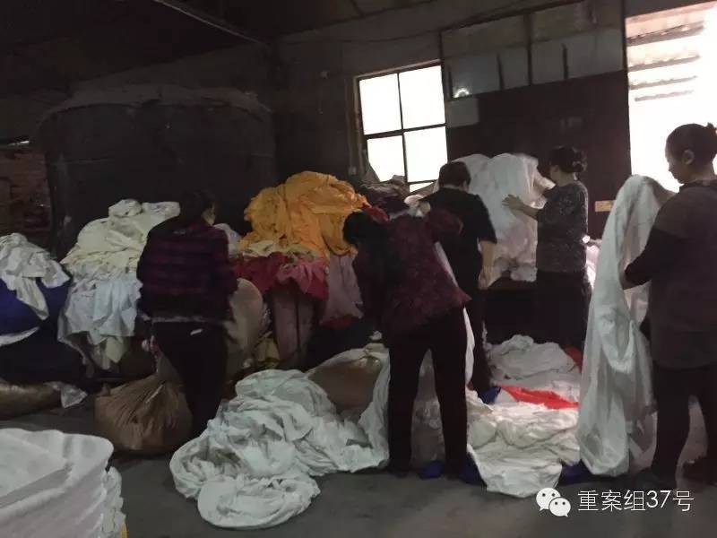 记者卧底洗衣作坊:勾兑洗涤剂 洗出7天酒店白床单