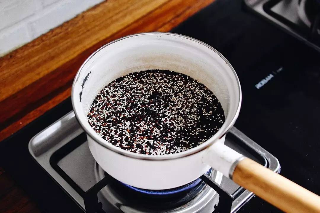 超高颜值的藜麦鲜虾牛油果沙拉，顺便来聊聊减