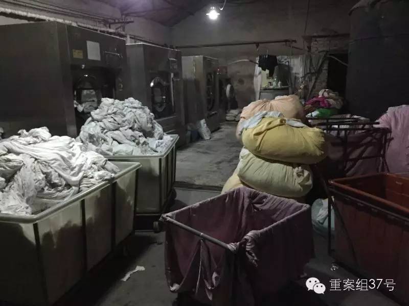 记者卧底洗衣作坊:勾兑洗涤剂 洗出7天酒店白床单