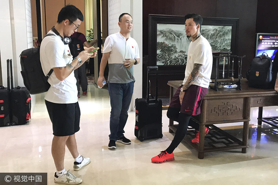 国足球员回到广州，球迷迎接