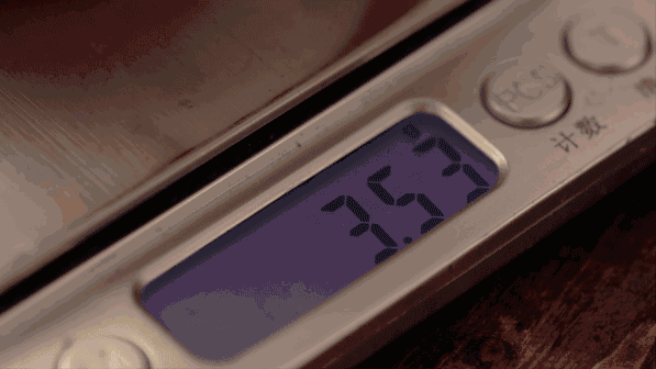 挤出肉馅,称肉的重量.