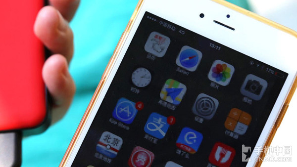 Anker枪炮玫瑰为iOS设备充电