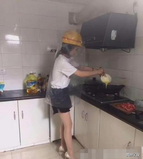 搞笑内涵图:媳妇,煎个鸡蛋太夸张了吧,我还以为厨房下雨了呢?