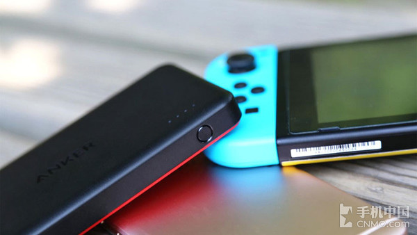 Anker枪炮玫瑰采用圆形电源开关键