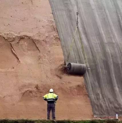 中国52岁大叔发明神奇水泥毯，浇上水就变成墙，太神奇！
