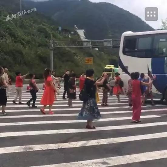 交警都惊呆!因大巴故障大妈在高速上跳起广场舞