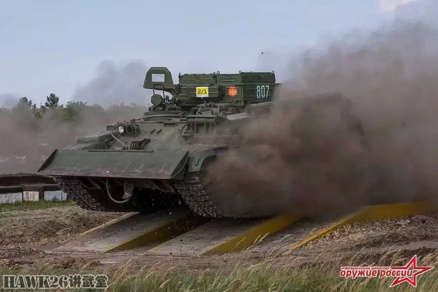 “修理营”军事比赛：BREM-1装甲抢救车显身手