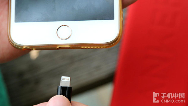 Anker枪炮玫瑰为iOS设备充电