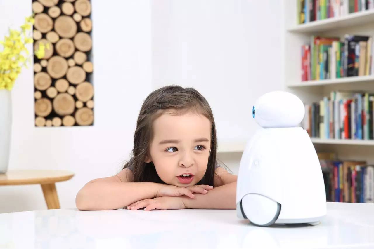 国外孩子都用它开发智力:智能语音陪伴还能练