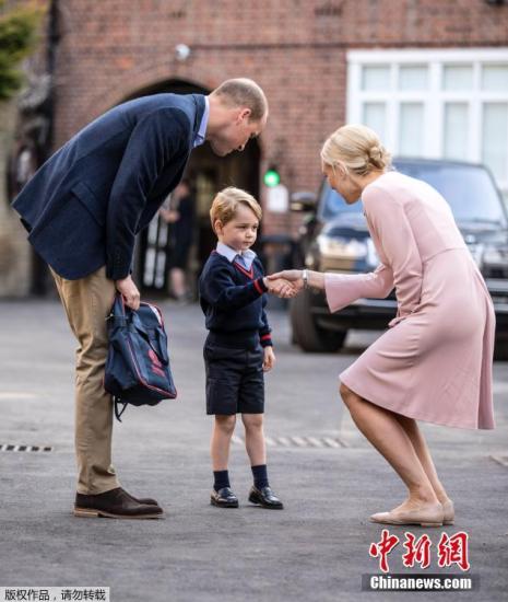 当地时间2017年9月7日，英国伦敦，英国乔治小王子（Prince George）在父亲威廉王子（Prince William）的陪同下迎接开学第一天。
