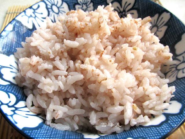 红粳米饭香里带着微微的甜,粒粒分明、软硬适