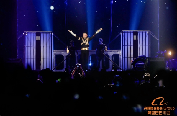 阿里年会马云登场：炫酷迈克尔-杰克逊装扮、舞步销魂