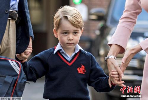 英国威廉王子夫妇的长子乔治小王子入学。