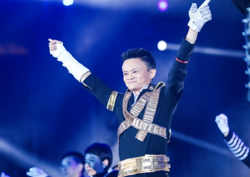 马云炫酷变身迈克尔杰克逊,登场阿里巴巴18周