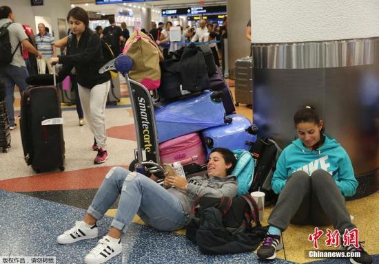 因飓风来袭，大量乘客在美国佛州机场滞留，图为部分乘客。