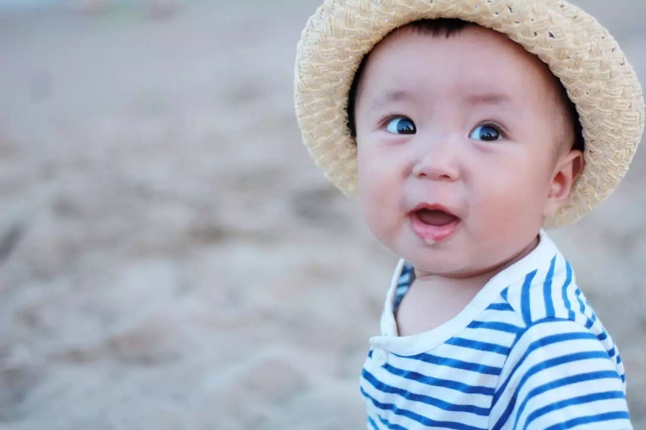 我从不怀疑父母对子女无条件的爱。可牺牲不是爱,是糊涂。 以爱之名的保护,其实是一种剥夺,它剥夺了孩子人生中最重要的两种感受:满足感和边界感。 上周末,邻居Maggie夫妻去参加朋友的婚礼,把四岁的儿子小宝托我照看。本以为小宝平时和儿子玩得那么好,照顾他应该不是件难事。 可Maggie把小宝送来的时候,我傻眼了,一箱子的儿童用品和一张写得满满的时间表,无辜地跟我说了一句,麻烦你了。 吃完早饭,我照例带儿子去小区花园散步。 于是,招呼着小宝往外走,走到门口,发现小宝呆呆地站在我身后,看了我一眼,又低下头,原