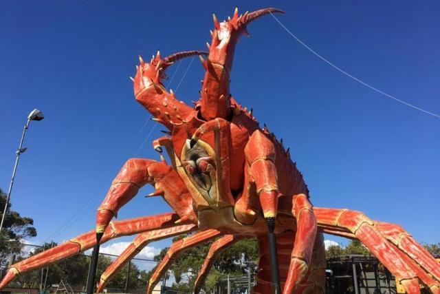 17米高的龙虾雕塑与餐厅打包卖194万，店主认为不愁卖