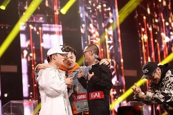 影视日报|管虎战争片《八佰》苏州正式开机;2天