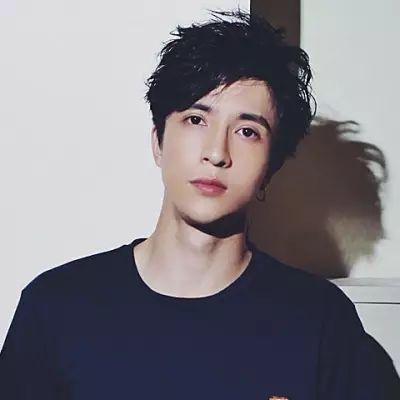 十年了，薛之谦终于火了!割双眼皮、与离婚两年的前妻复合，重拾旧爱