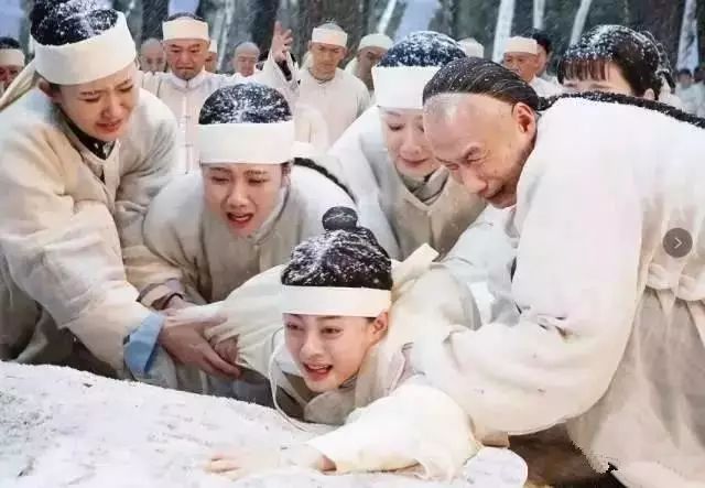 18岁守寡独自打拼成女首富 她的人生比你想的更精彩