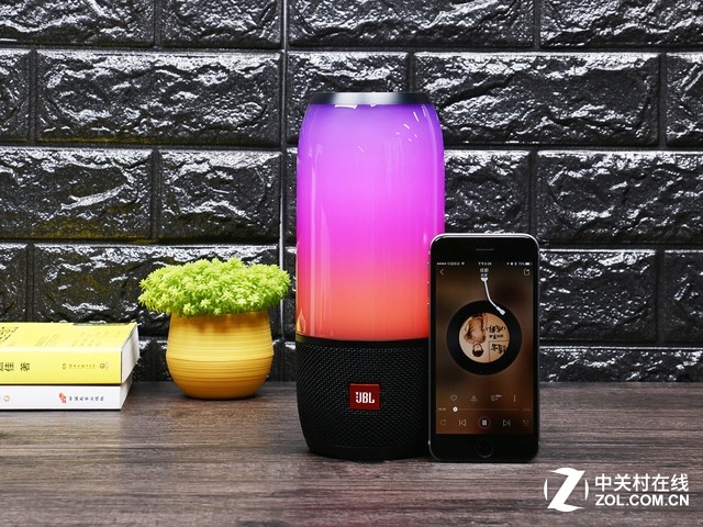 去征服广场吧!带着蓝牙音箱去斗舞