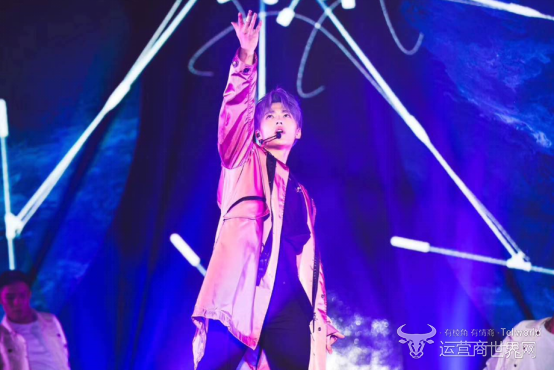 杨洋生日会奶奶灰帅气现身 苏宁易购门店萌宠