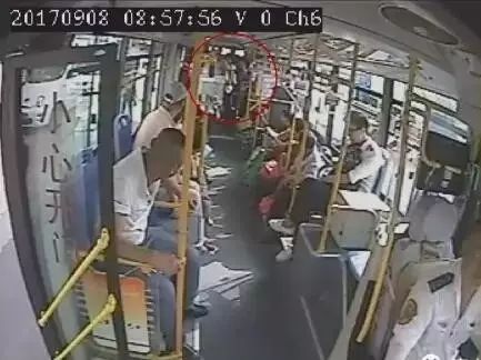 交车上打媳妇,打完媳妇打司机,还抢夺方向盘!非