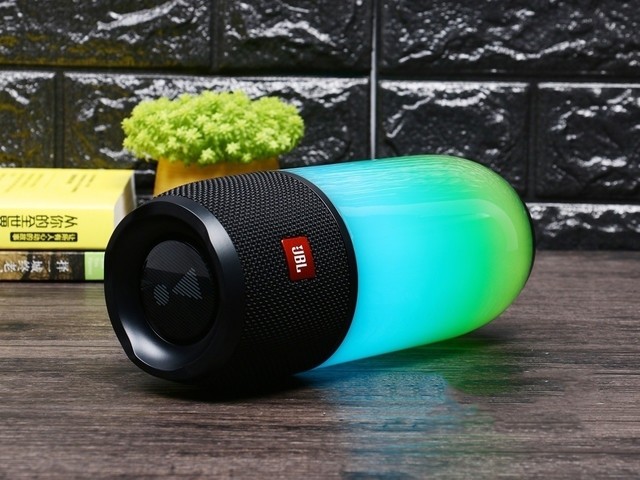 去征服广场吧!带着蓝牙音箱去斗舞