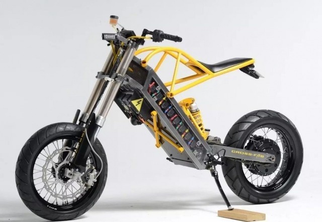 强大的网友DIY了一辆电动摩托车 你敢来试驾吗?_凤凰科技