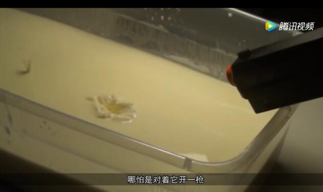 神奇“非牛顿流体” 手指能戳穿但子弹却打不透 