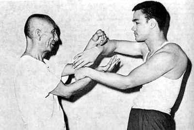 李小龙有名师叶问指导?为何练武最终积劳成疾,误入歧途?