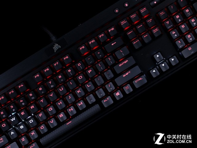 全新字体设计 海盗船K70 LUX RGB机械键盘评