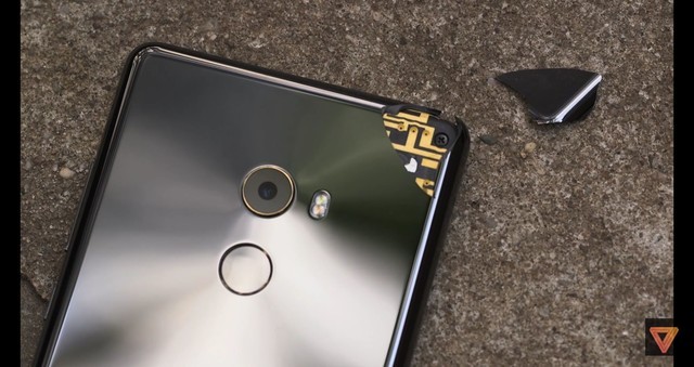 陶瓷机身太脆弱 小米MIX2在国外被摔了 