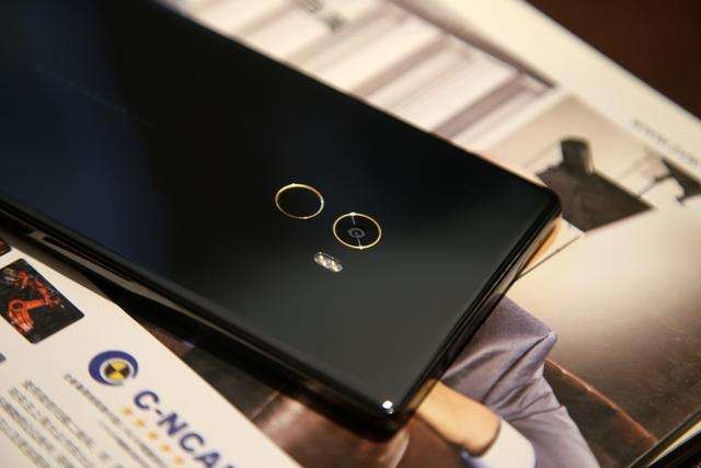 陶瓷机身太脆弱 小米MIX2在国外被摔了 