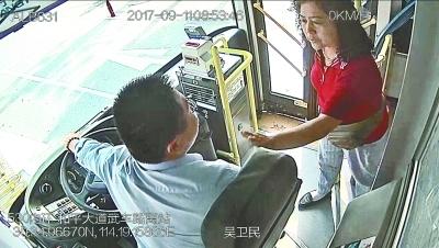 十多米高塔吊突然砸下 公交司机一脚刹车救一车人