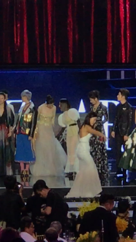 5e9f158bly1fjdgzlz34mj20yi1pc1l0