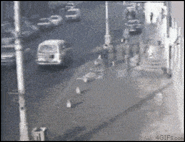 惊心动魄三十秒：SUV路口倒车油门到底 