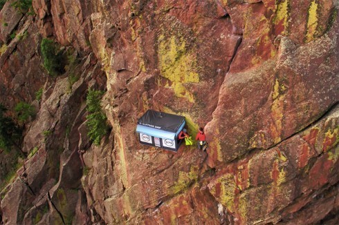 勇敢者才有缘光顾！这个商店开在悬崖深处 