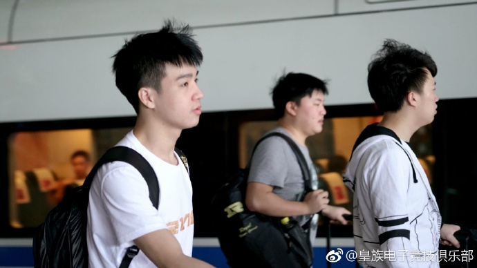 RNG官方微博:出发前往武汉参加集训