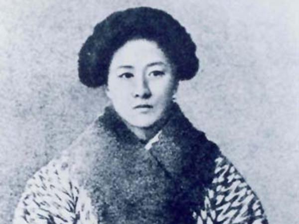 她,为革命牺牲的女英雄,无人敢为其收尸,临刑时