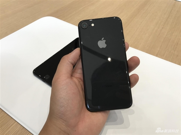 亮黑最有爱！iPhone 8/8 Plus真机图赏